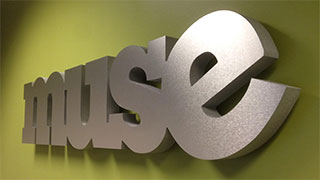 مقایسه تابلو چلنیوم با سایر تابلوها